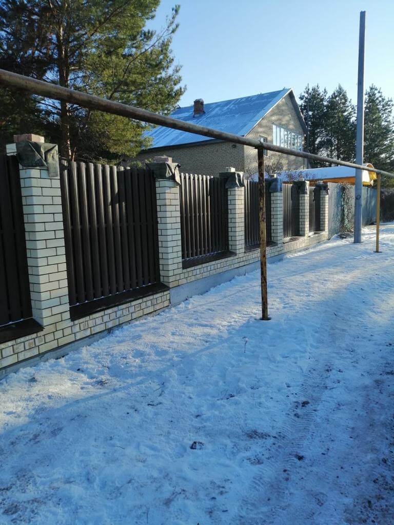 Забор из штакетника RAL8017 Шоколад в Ульяновске