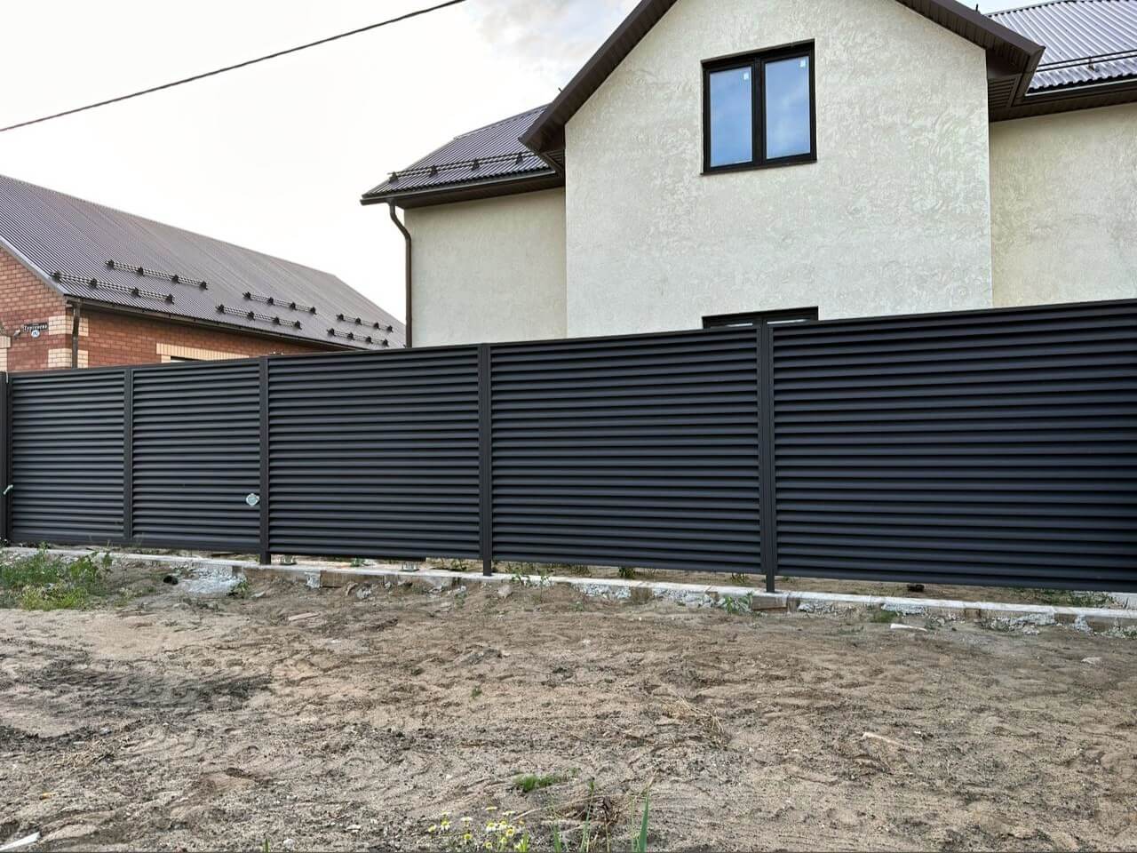 Забор с ламелями еврожалюзи 18м RAL8019/8019 Темный Шоколад МАТТЕ двусторонний фото 1 в Ульяновске