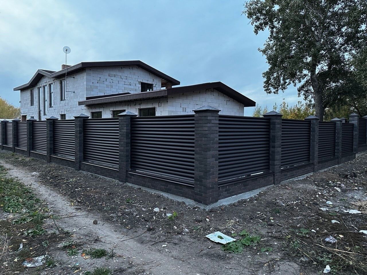 Забор из ламелей Еврожалюзи 38м RAL8019/8019 Темный Шоколад двусторонний MATTE фото 2 в Ульяновске