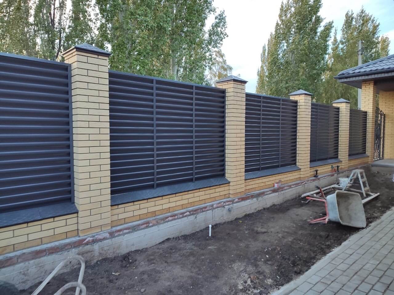 Забор-жалюзи с ламелями Еврожалюзи 16м RAL7024/7024 Серый Графит двусторонний фото 3 в Ульяновске