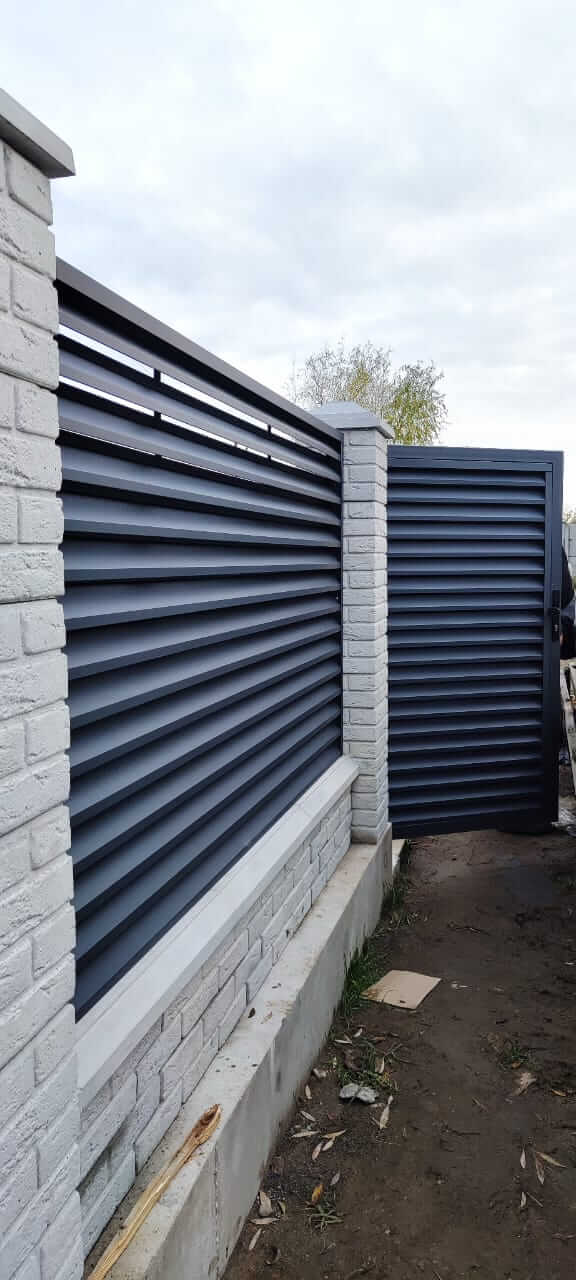 Забор-жалюзи из ламелей ЭКО-Z 32м RAL7024 Серый Графит МАТТЕ фото 4 в Ульяновске