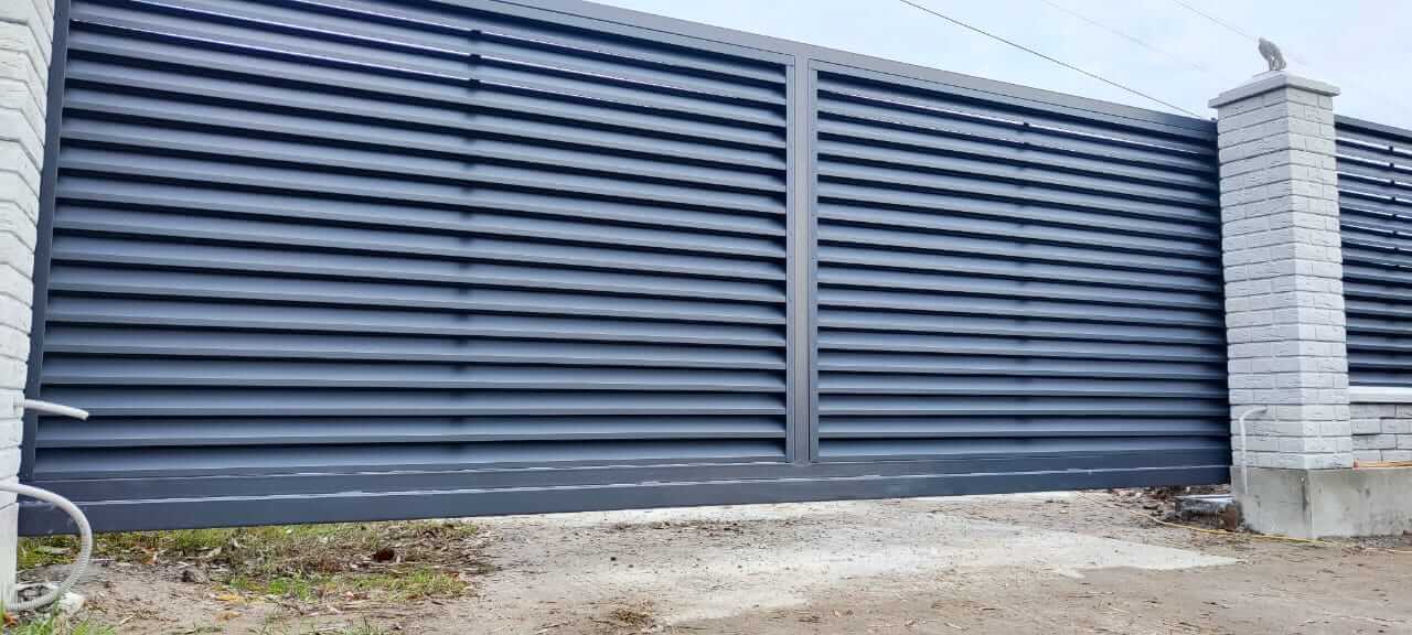 Забор-жалюзи из ламелей ЭКО-Z 32м RAL7024 Серый Графит МАТТЕ фото 3 в Ульяновске