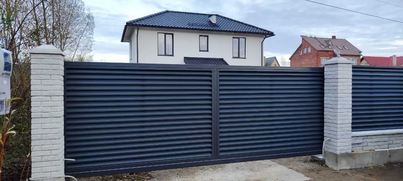 Забор-жалюзи из ламелей ЭКО-Z 32м RAL7024 Серый Графит МАТТЕ фото 2 в Ульяновске