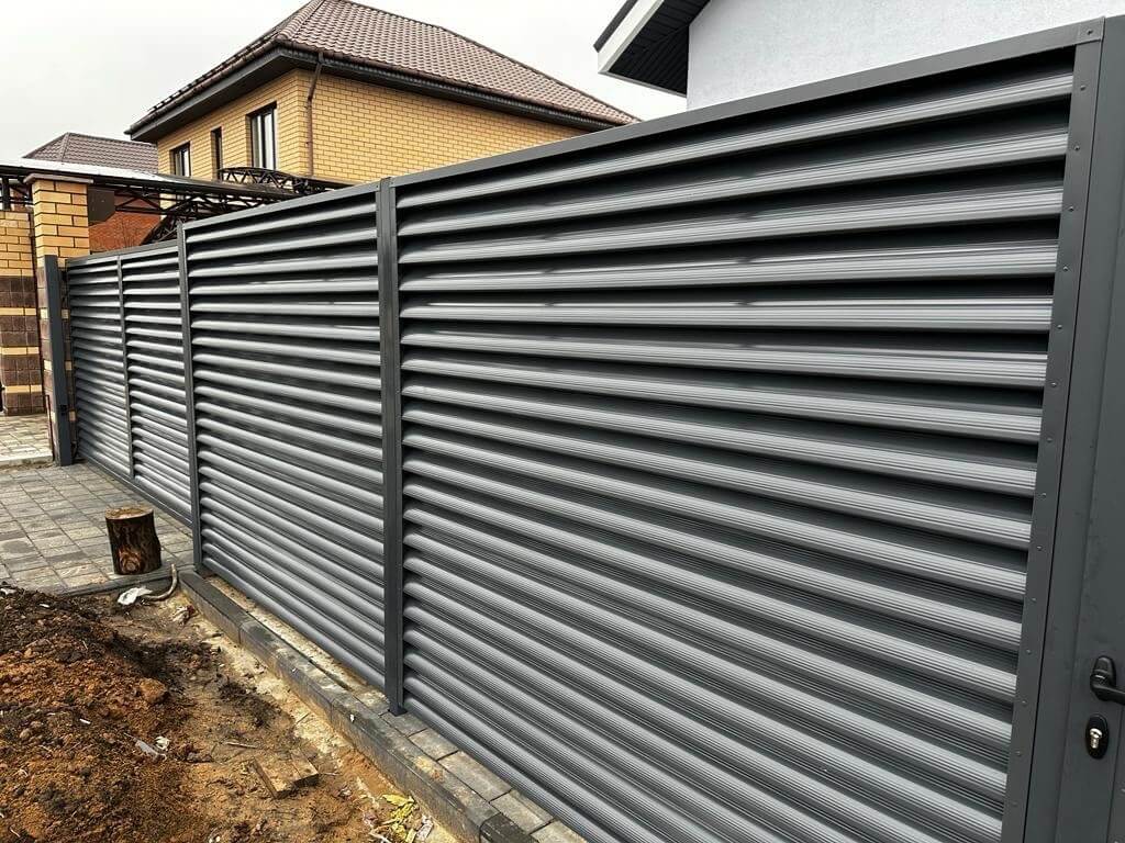 Забор-жалюзи из ламелей Еврожалюзи 28м RAL7024/7024 Серый Графит двусторонний фото 2 в Ульяновске
