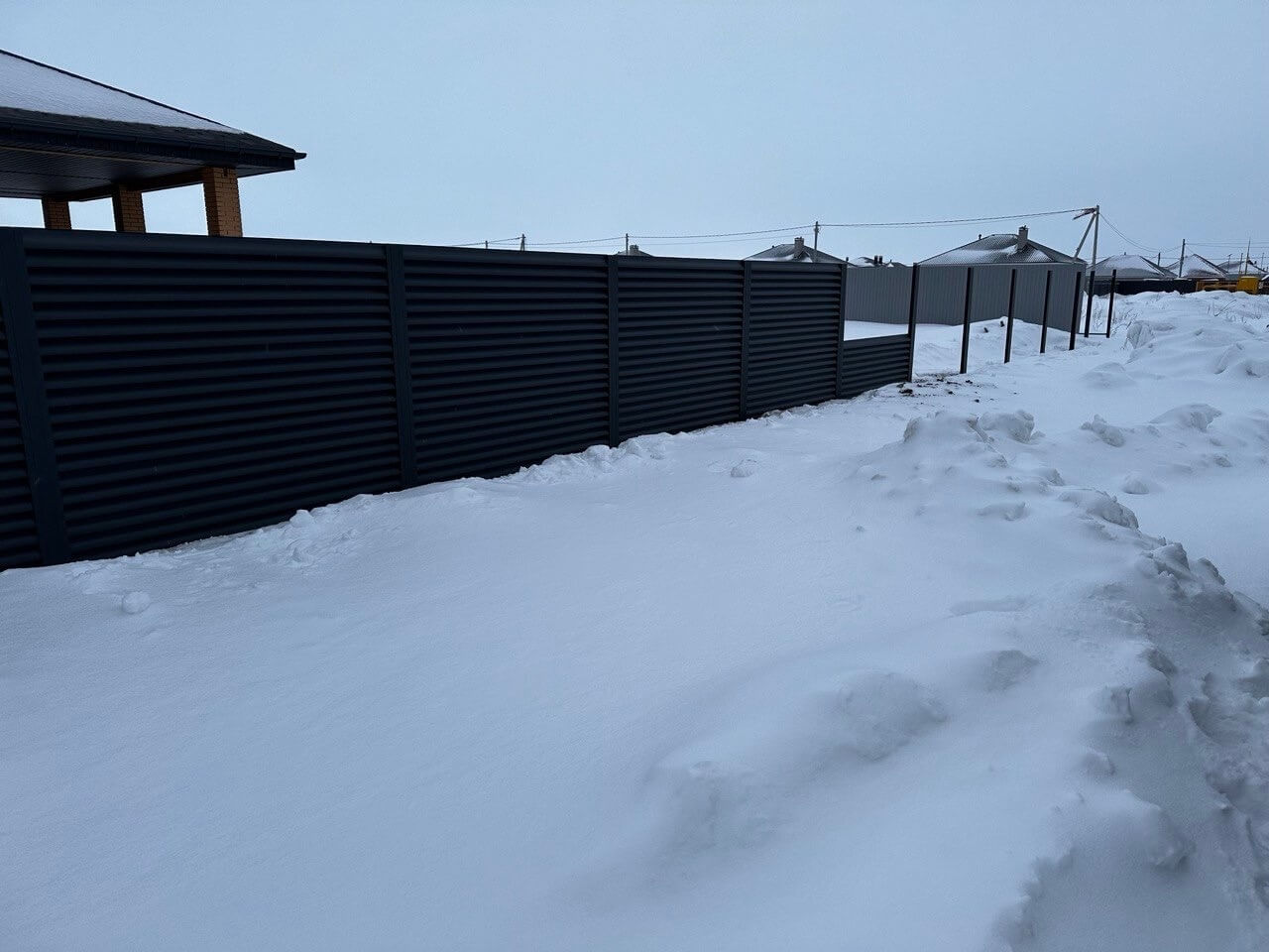 Забор-жалюзи из ламелей еврожалюзи 57м RAL7024 Серый Графит МАТТЕ фото 6 в Ульяновске