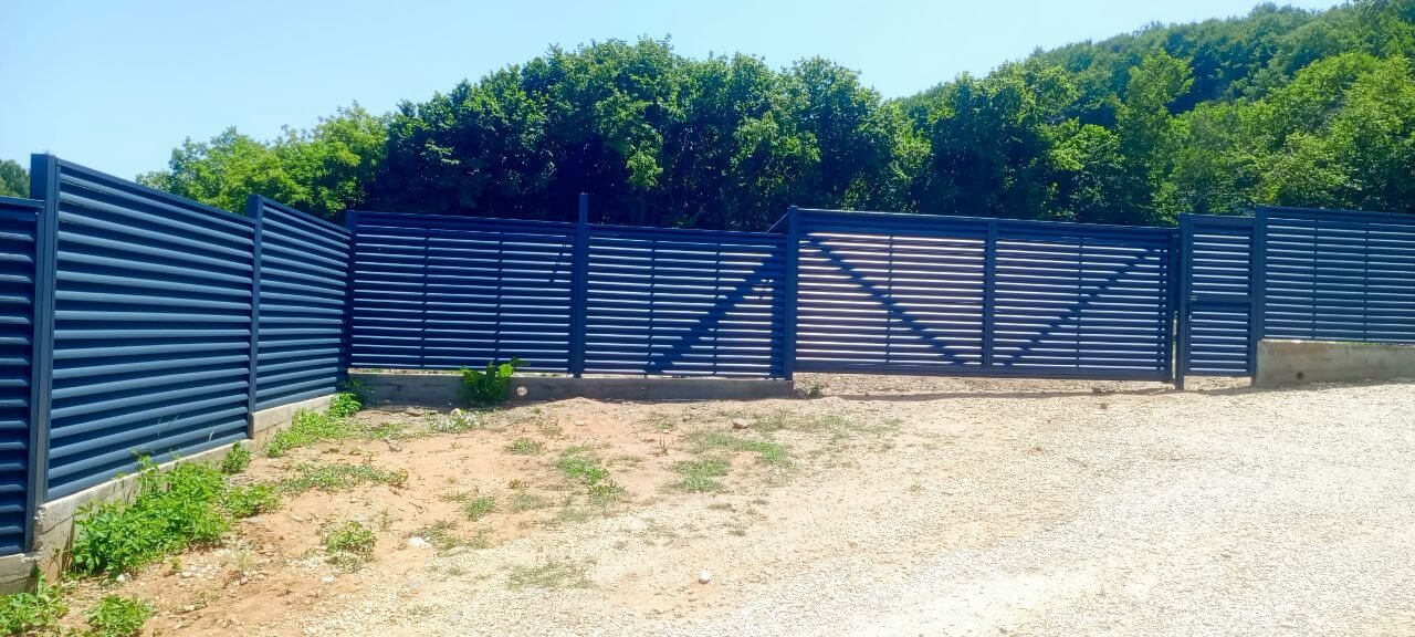 Забор-жалюзи из ламелей Еврожалюзи 53м RAL7024 Серый Графит МАТТЕ фото 7 в Ульяновске
