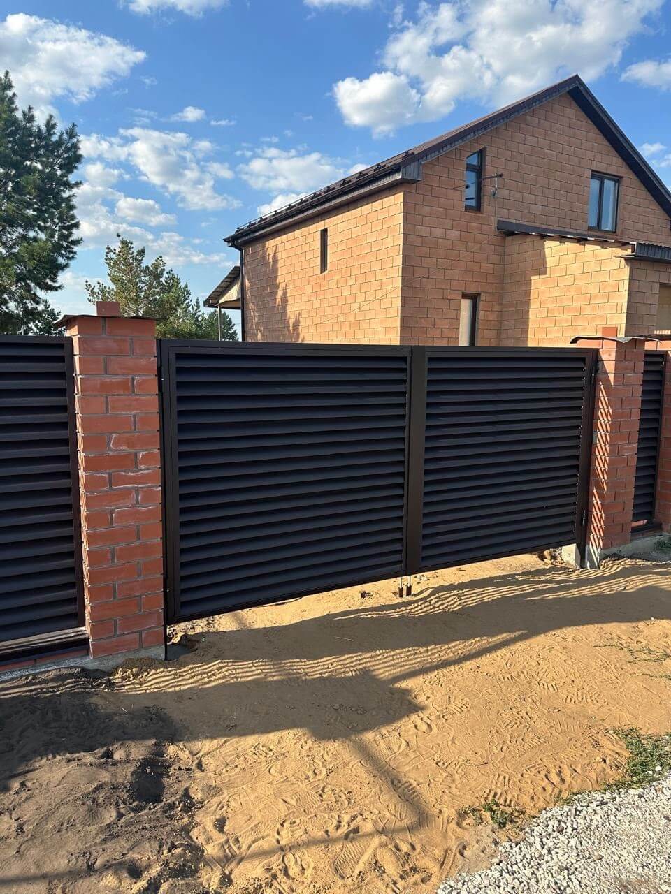 Забор-жалюзи из ламелей Еврожалюзи 38м RAL8019 Темный Шоколад МАТТЕ фото 4 в Ульяновске