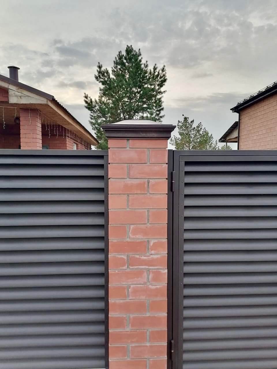 Забор-жалюзи из ламелей Еврожалюзи 38м RAL8019 Темный Шоколад МАТТЕ фото 2 в Ульяновске