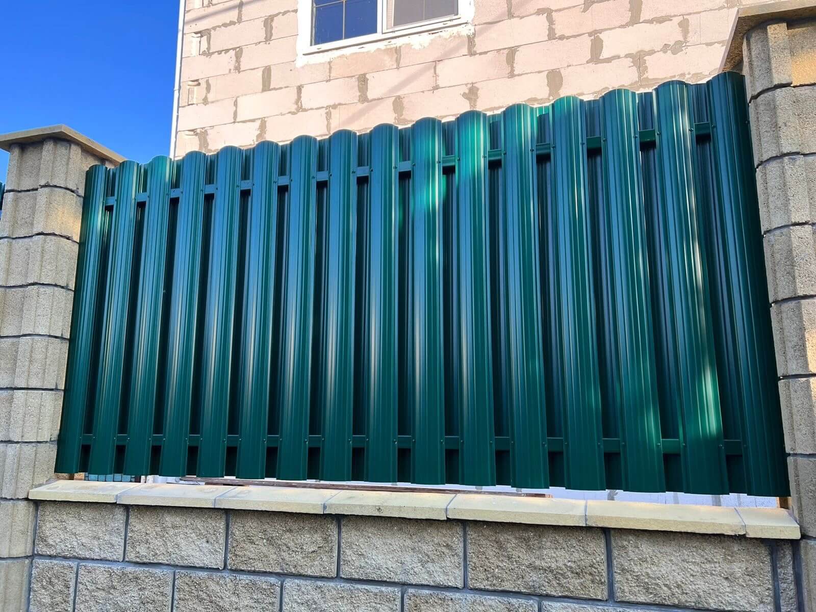Забор из евроштакетника 22м RAL6005/6005 Зеленый Мох двусторонний фото 2 в Ульяновске