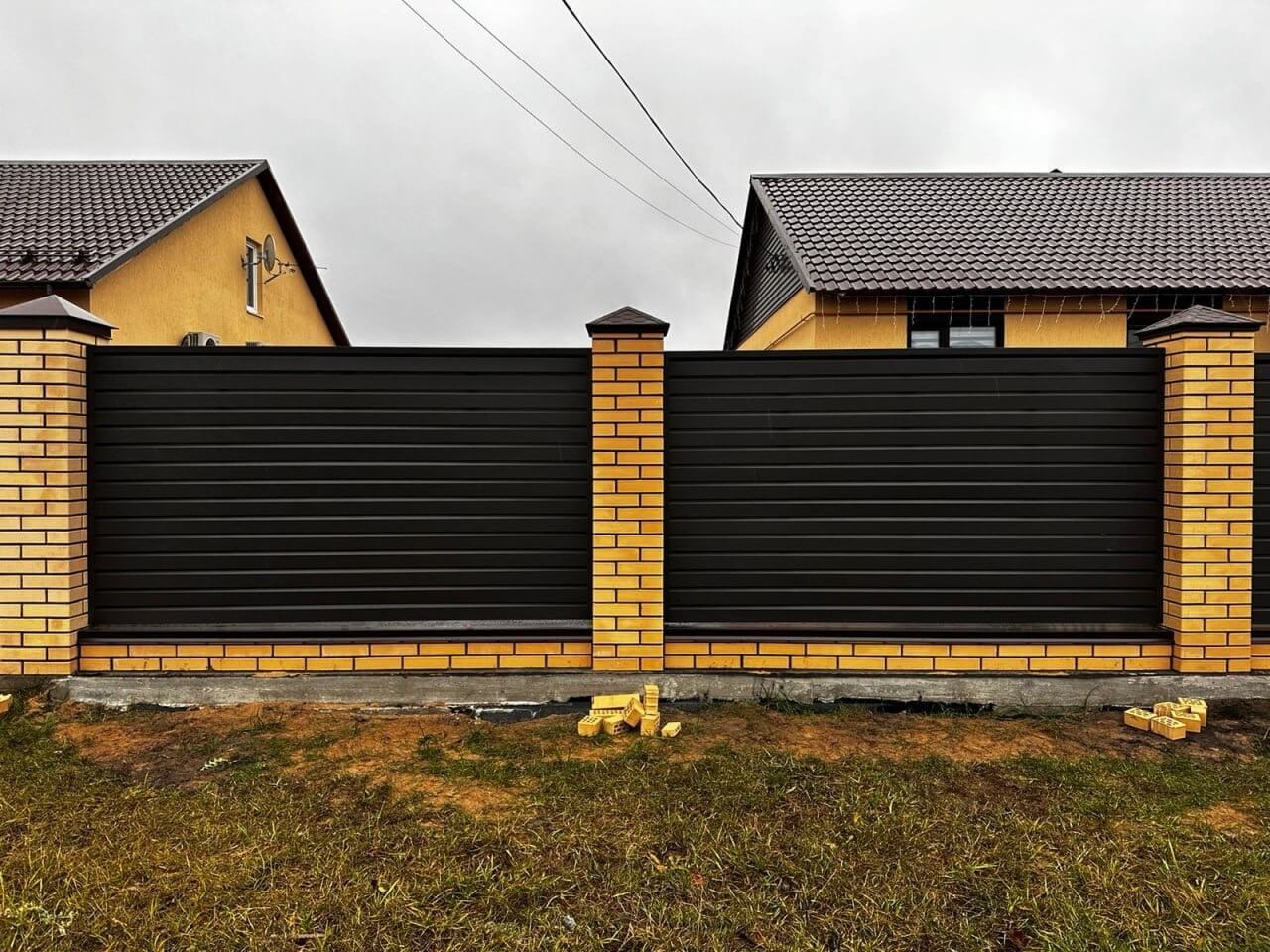 Забор из ламелей Хай-Тек 32м RAL8019/8019 Темный Шоколад двусторонний МАТТЕ фото 1 в Ульяновске