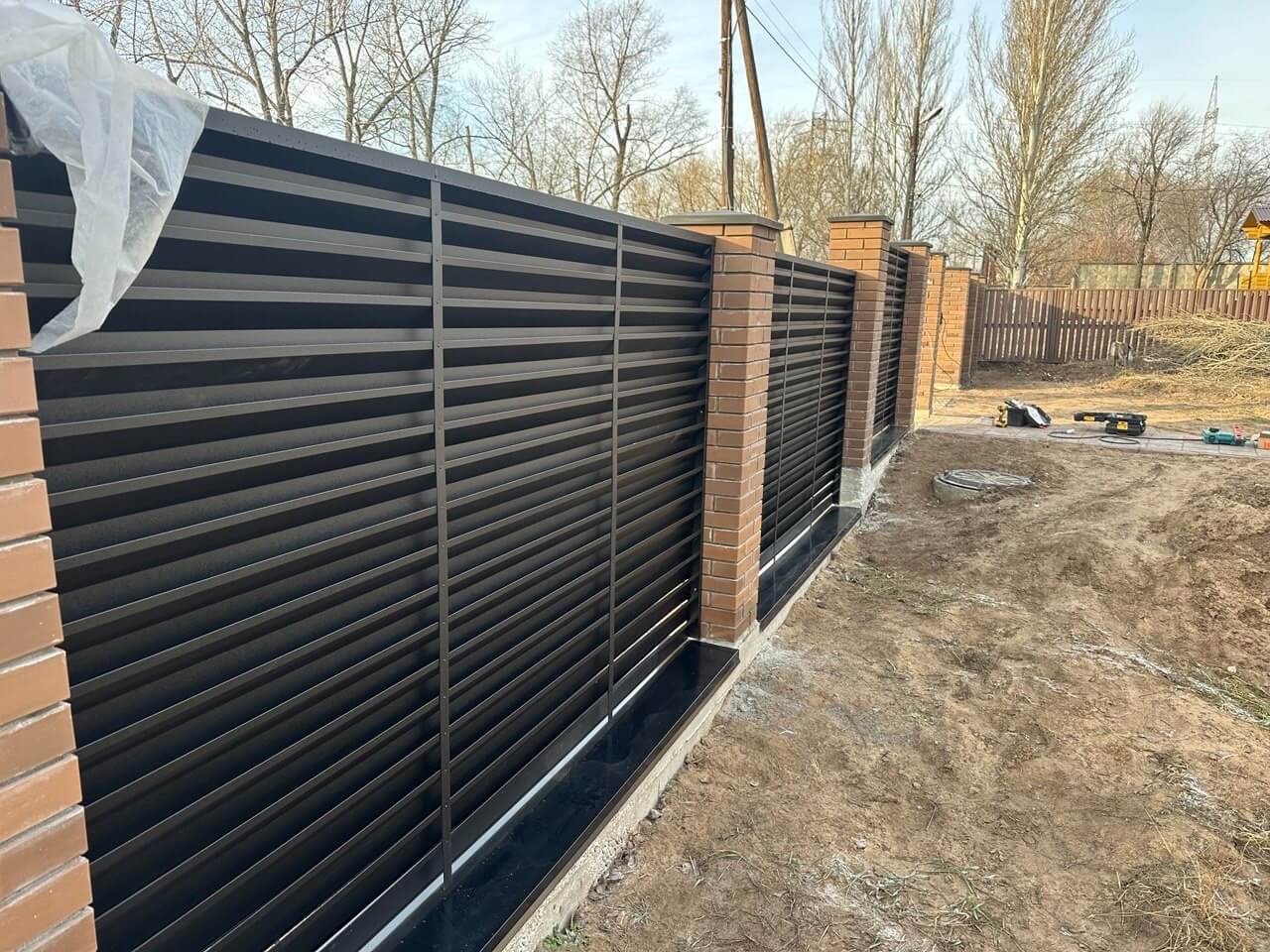 Забор-жалюзи из ламелей Хай-Тек 16м RAL9005/9005 Черный двусторонний МАТТЕ фото 1 в Ульяновске