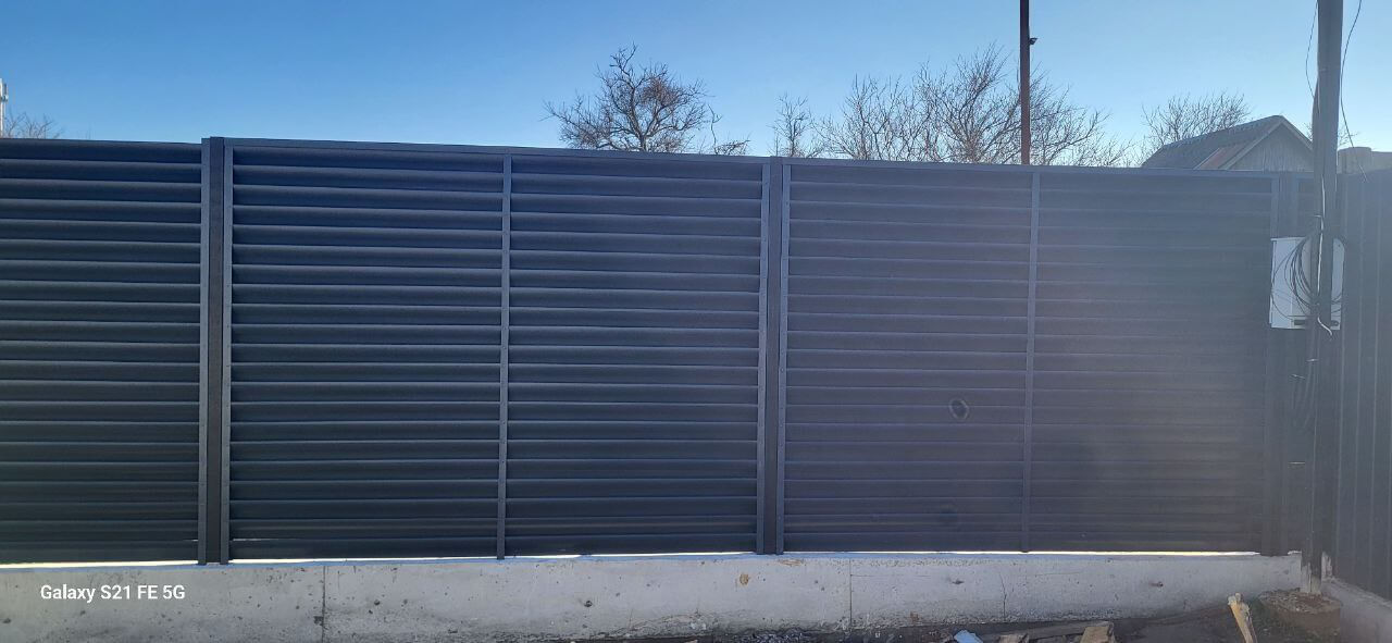 Забор из ламелей еврожалюзи 30м RAL7024/7024 Серый Графит двусторонний фото 6 в Ульяновске