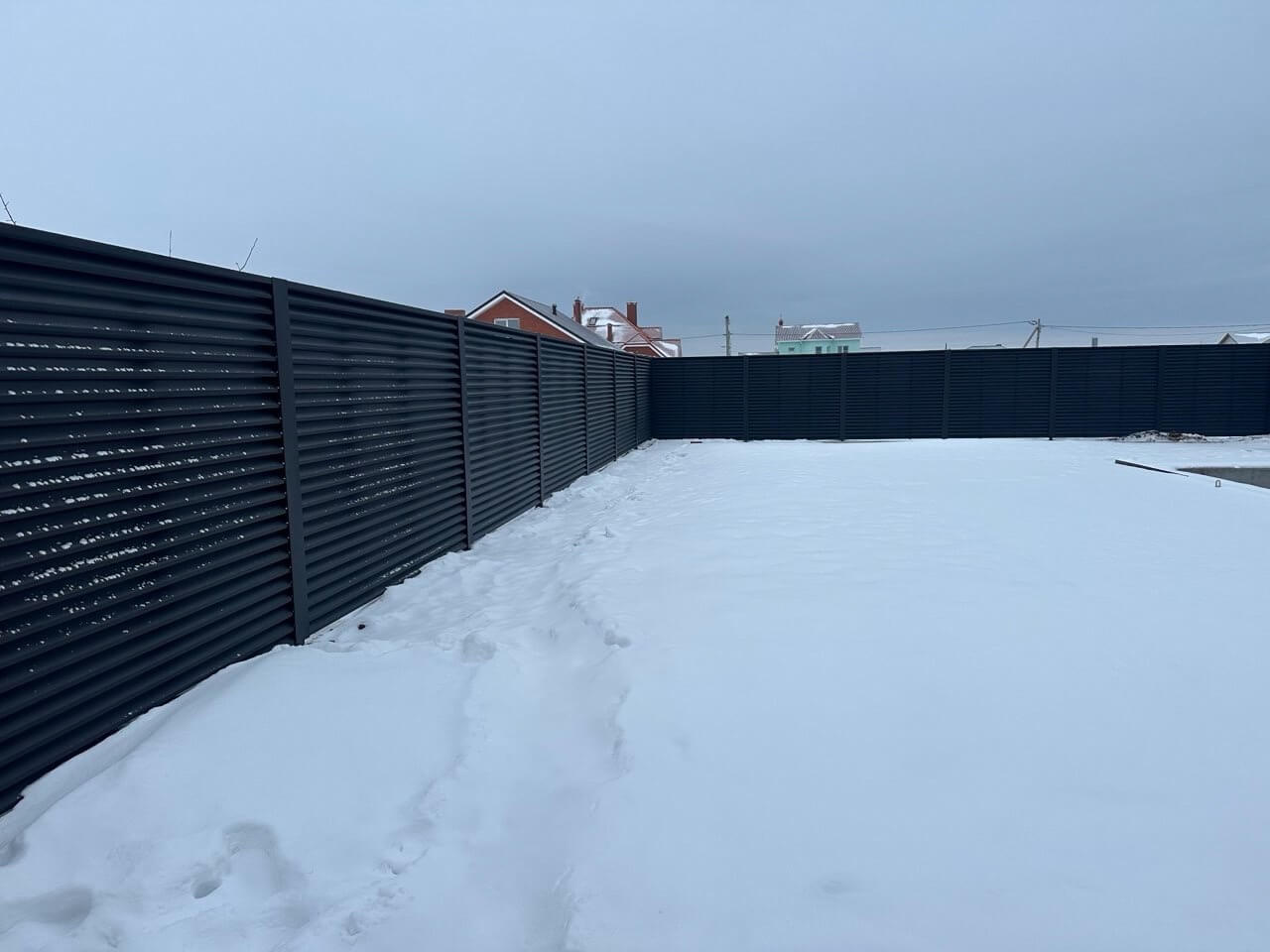 Забор-жалюзи из ламелей ЭКО-Z 130м RAL9005 Черный МАТТЕ фото 3 в Ульяновске