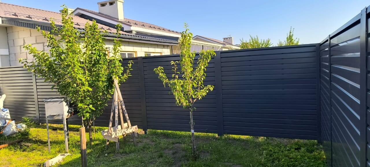 Забор-жалюзи из ламелей Хай-Тек 62м RAL7024/7024 Серый Графит двусторонний фото 4 в Ульяновске