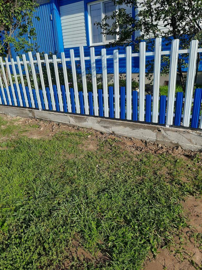Забор из евроштакетника 14м RAL9003 Белый, RAL5005 Синий Сигнал фото 1 в Ульяновске