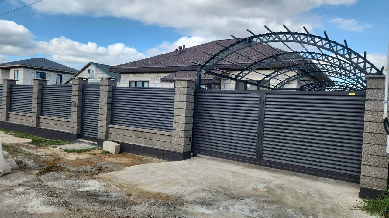 Забор-жалюзи из ламелей Реснички 27м RAL8019/8019 Темный Шоколад двусторонний МАТТЕ фото 2 в Ульяновске