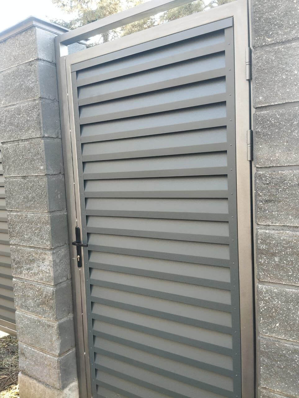 Откатные ворота с калиткой из ламелей Реснички RAL7024/7024 Серый Графит двусторонний МАТТЕ фото 2 в Ульяновске