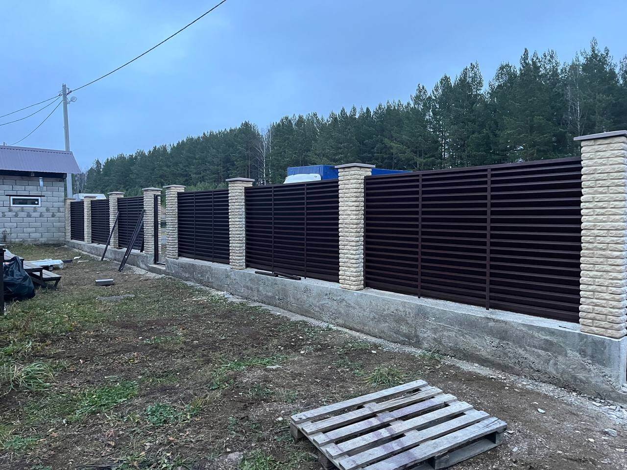 Забор-жалюзи из ламелей ЭКО-Z 18м RAL8017/8017 Шоколад двусторонний фото 3 в Ульяновске