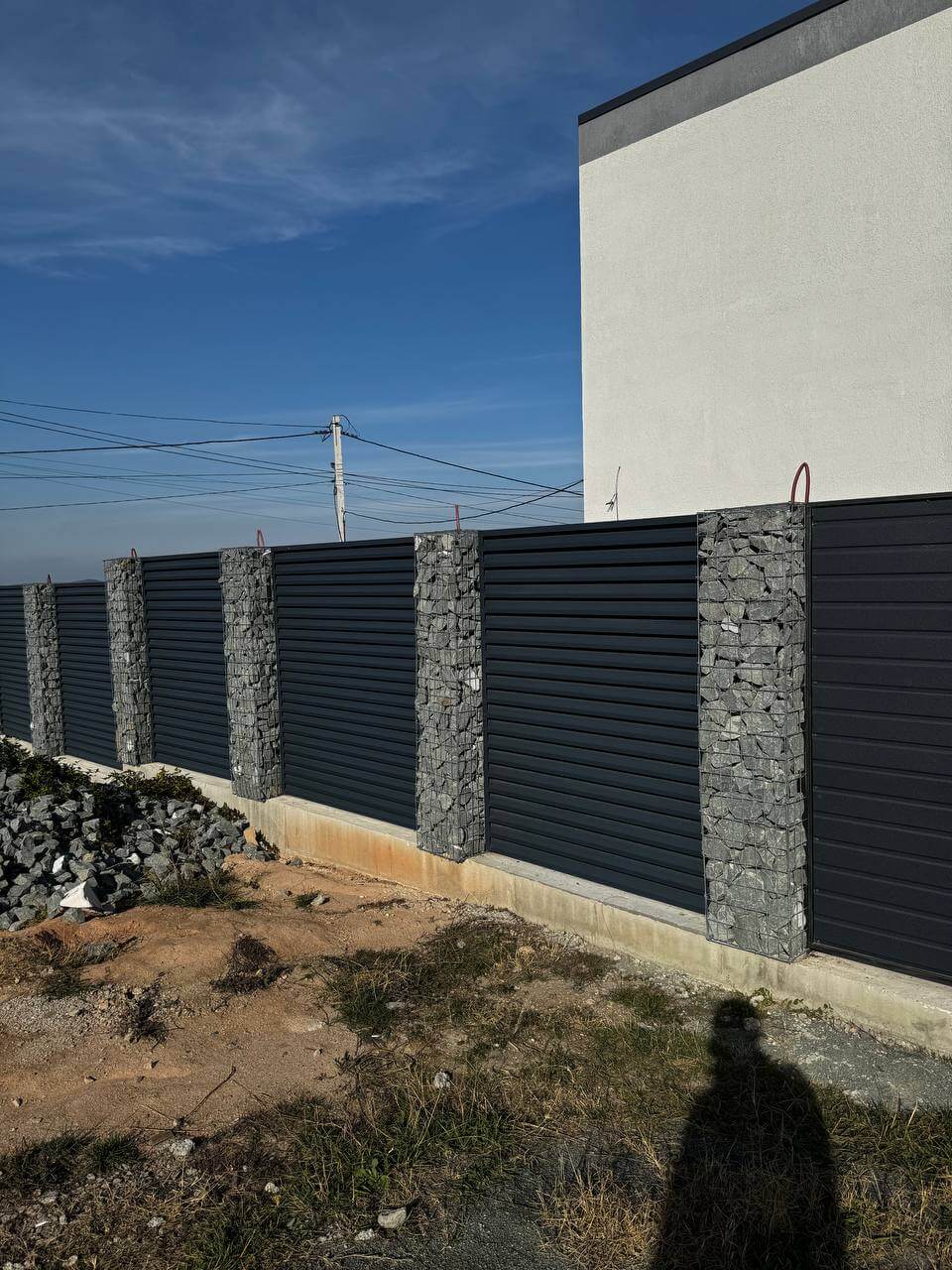 Забор-жалюзи из ламелей ЭКО-Z-US усиленных 36м RAL7024/7024 Серый Графит двусторонний МАТТЕ фото 6 в Ульяновске