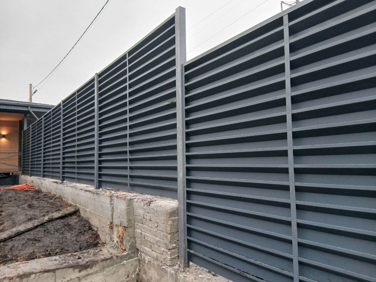 Забор-жалюзи из ламелей Хай-Тек 37м RAL7024/7024 Серый Графит двусторонний МАТТЕ фото 6 в Ульяновске