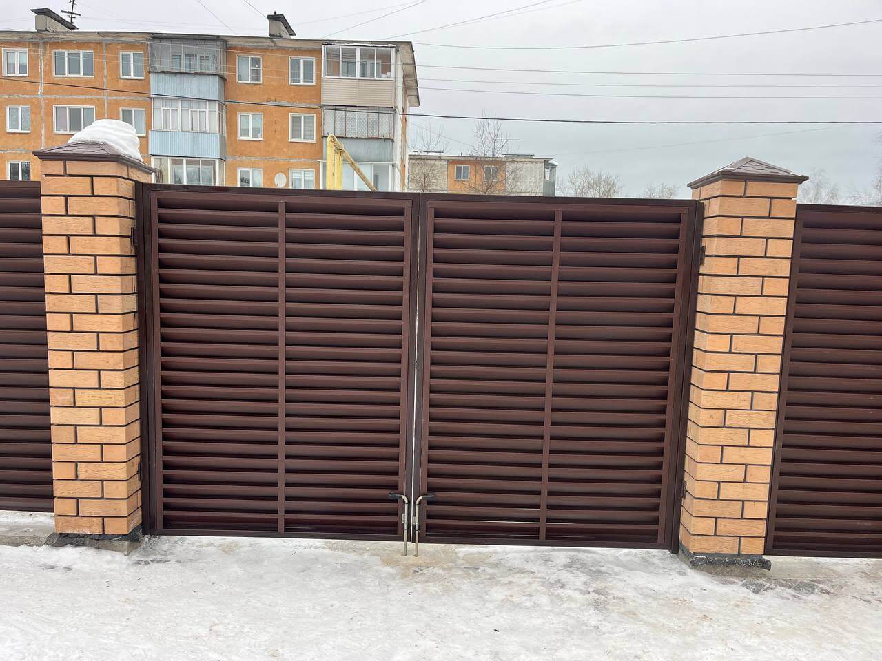 Забор-жалюзи из ламелей ЭКО-Z 87м RAL8017/8017 Шоколад двусторонний МАТТЕ фото 9 в Ульяновске