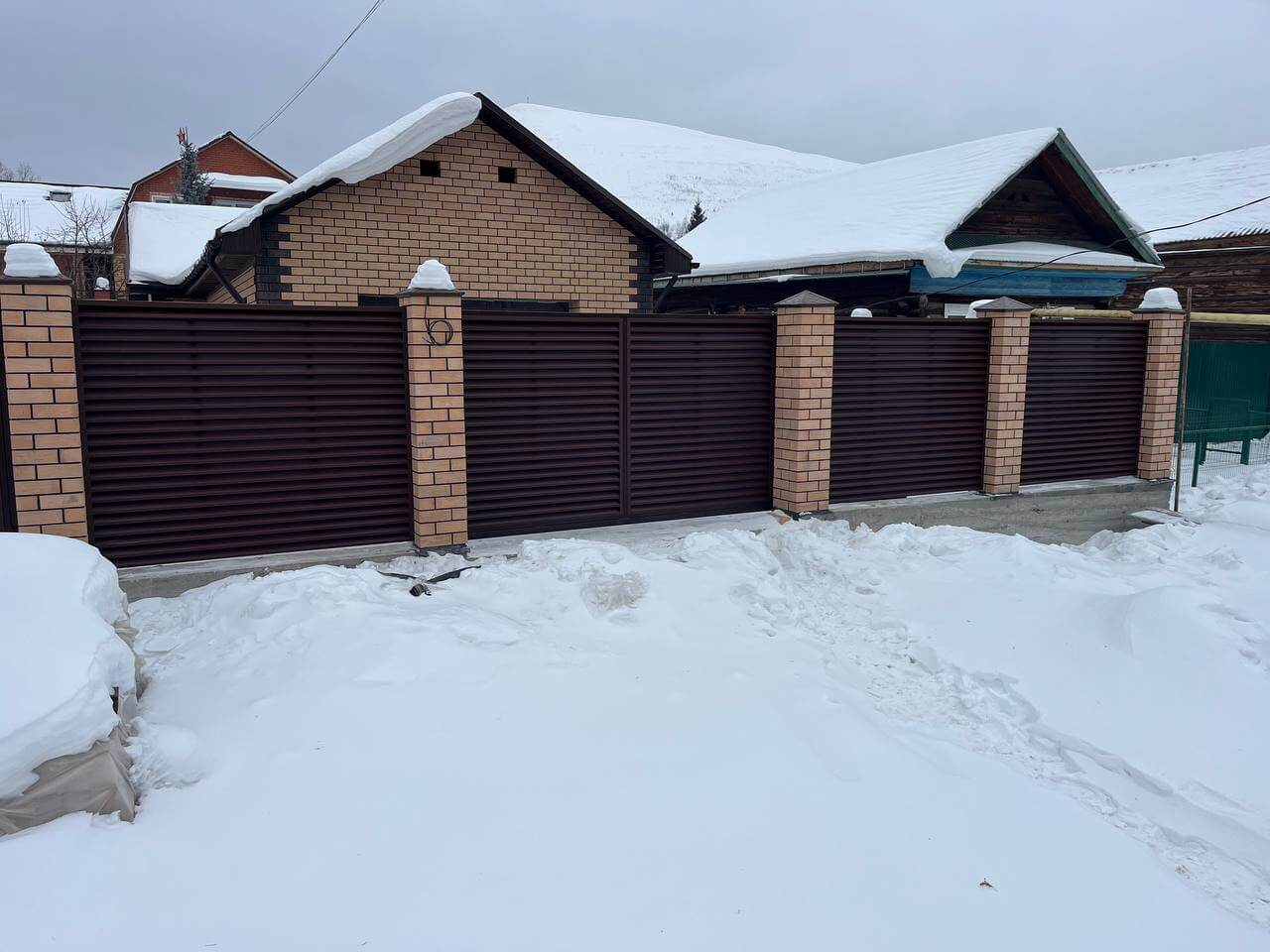 Забор-жалюзи из ламелей ЭКО-Z 87м RAL8017/8017 Шоколад двусторонний МАТТЕ фото 3 в Ульяновске