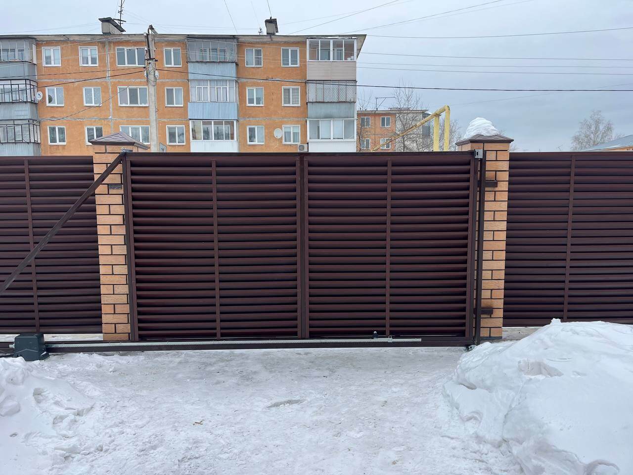 Забор-жалюзи из ламелей ЭКО-Z 87м RAL8017/8017 Шоколад двусторонний МАТТЕ фото 10 в Ульяновске