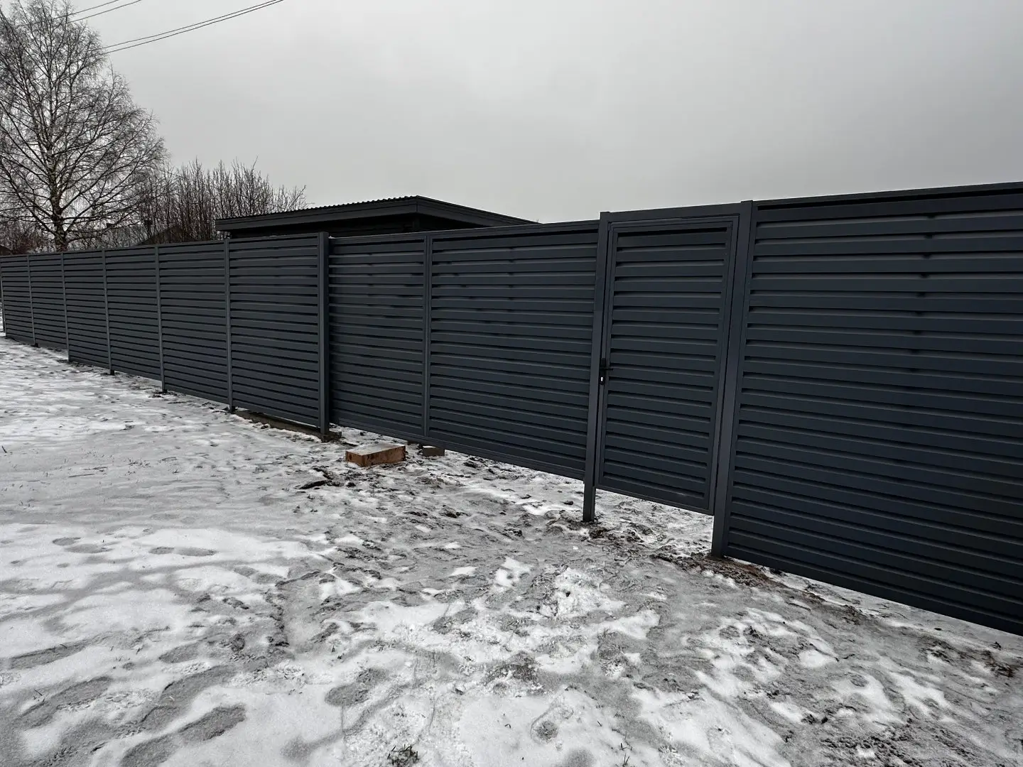 Забор-жалюзи из ламелей Хай-Тек 20м RAL7024/7024 Серый Графит двусторонний МАТТЕ фото 4 в Ульяновске
