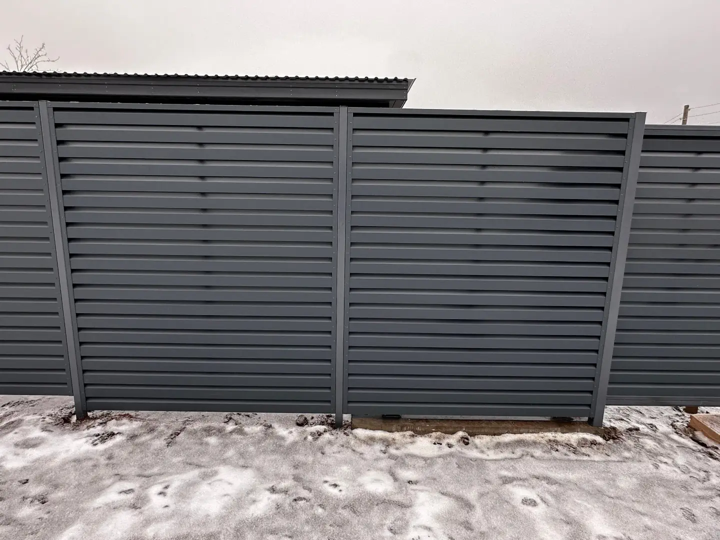 Забор-жалюзи из ламелей Хай-Тек 20м RAL7024/7024 Серый Графит двусторонний МАТТЕ фото 2 в Ульяновске