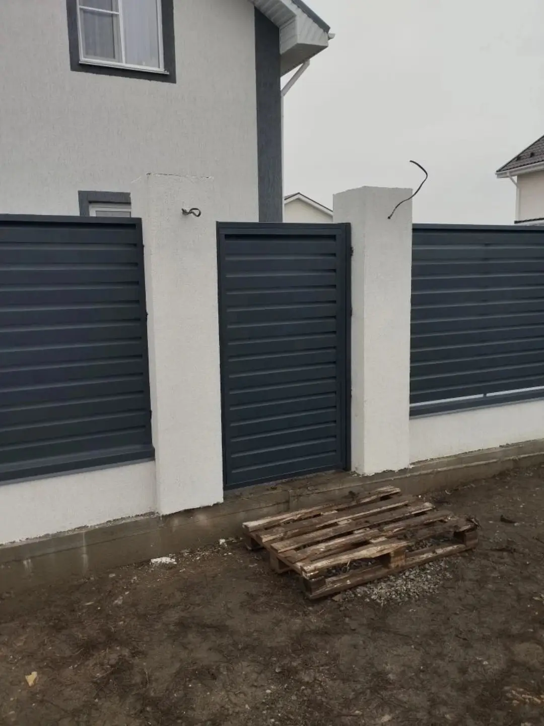 Забор-жалюзи из ламелей Хай-Тек 12м RAL7024 Серый Графит МАТТЕ фото 1 в Ульяновске