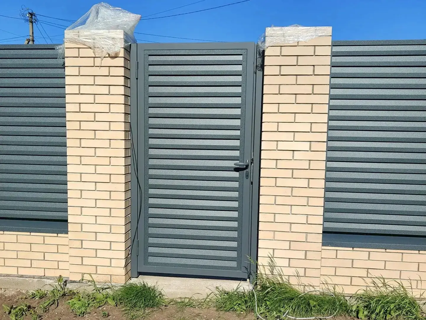 Забор-жалюзи из ламелей Реснички 16м RAL7024 Серый Графит Стальной Бархат фото 2 в Ульяновске